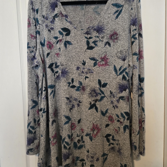 Lane Bryant Tops - Lane Bryant Gray Floral Long Sleeve V-Neck Tee